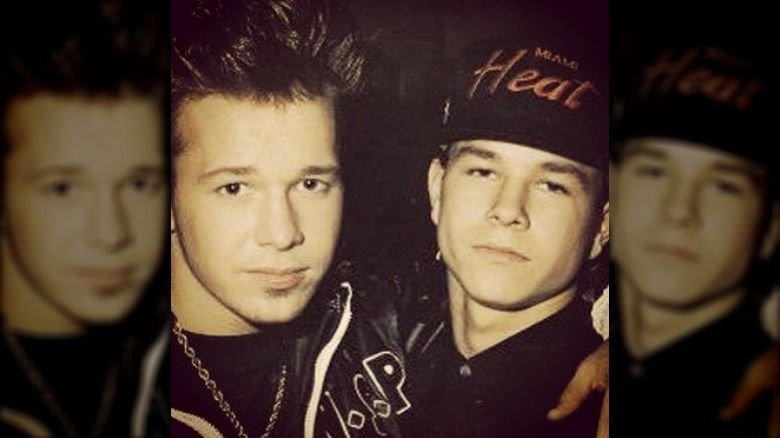 Donnie und Mark Wahlberg in Hip-Hop-Klamotten.