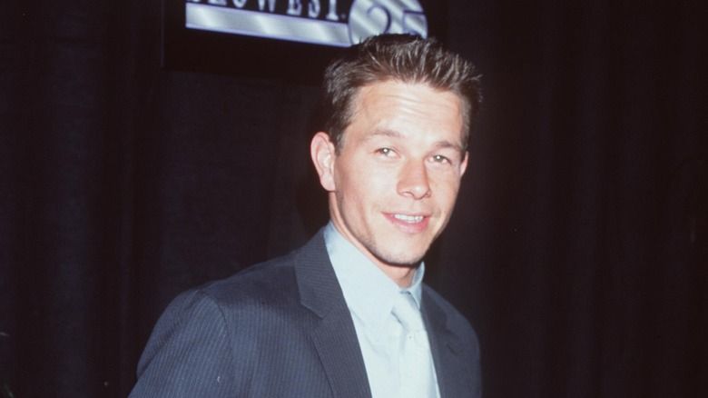 Mark Wahlberg in einem Anzug Ende der 1990er Jahre.