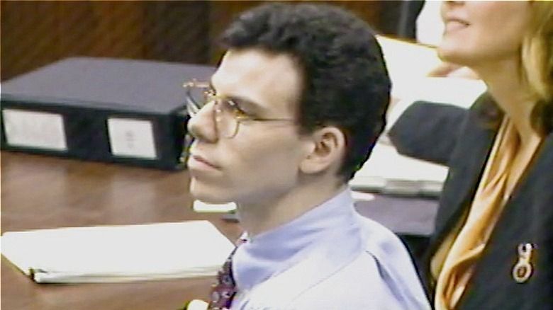 Erik Menendez trägt während des Prozesses eine Brille