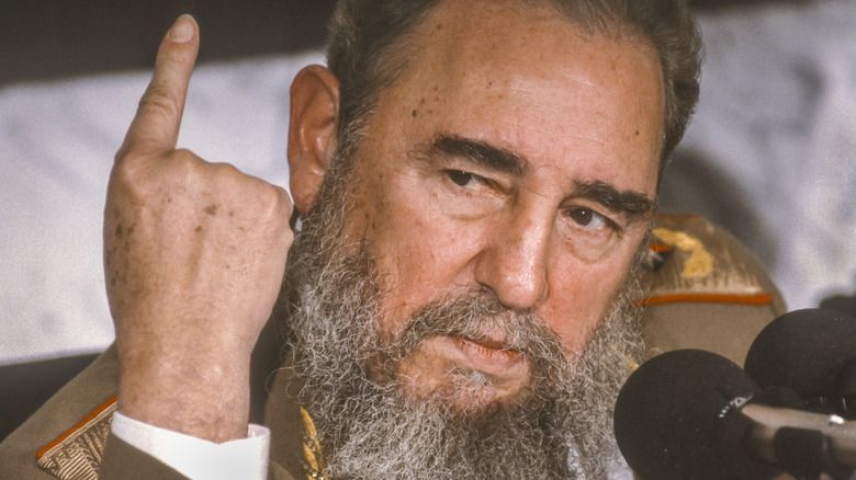 Fidel Castro spricht in ein Mikrofon und zeigt nach oben