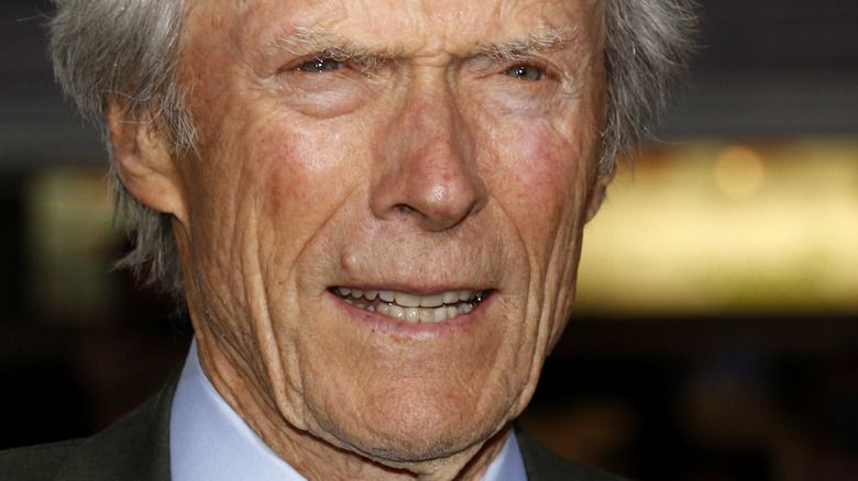 Clint Eastwood starrte ihn an und lächelte leicht