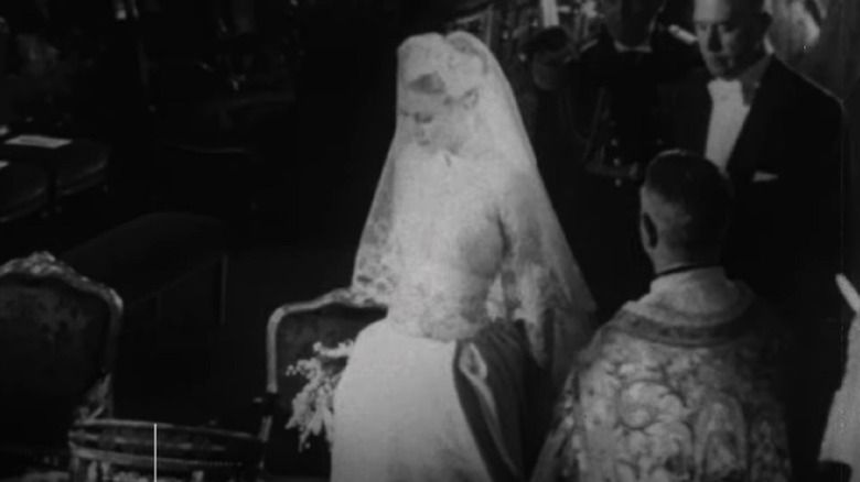 Grace Kelly trägt ihr Hochzeitskleid