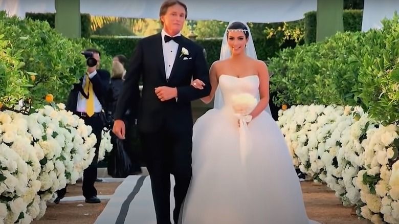 Caitlyn Jenner führt Kim Kardashian durch den Hochzeitsgang