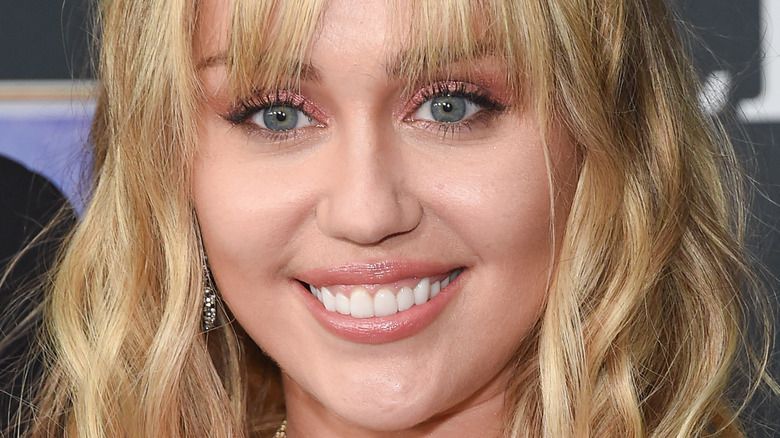 Beverly Hills Zahnarzt bespricht, ob Miley Cyrus Furniere hat – Exklusiv