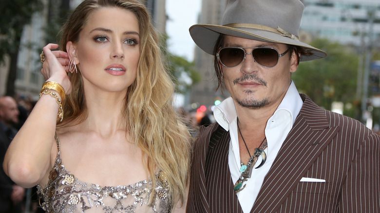 Amber Heard und Johnny Depp lächeln