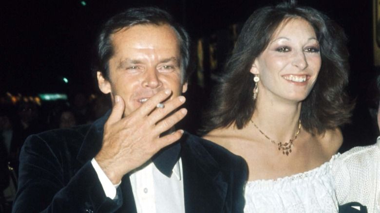 Anjelica Huston und Jack Nicholson lächeln