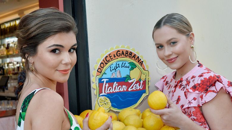 Olivia Jade Giannulli und Natasha Bure halten Zitronen in der Hand