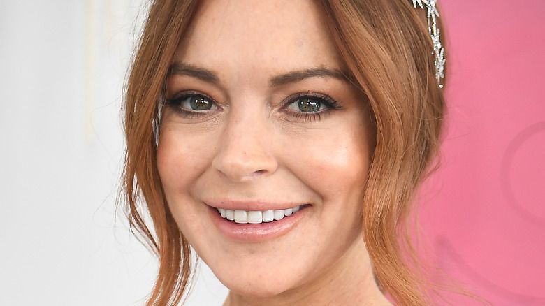 Erwachsene Lindsay Lohan lächelnd