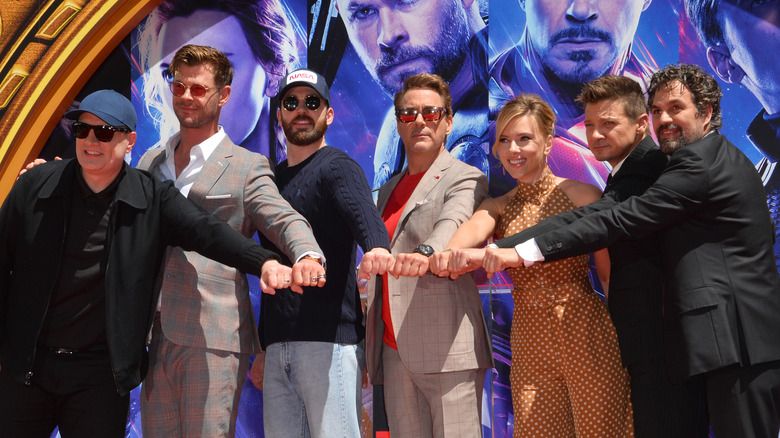 Chris Hemsworth mit Avengers-Darstellern