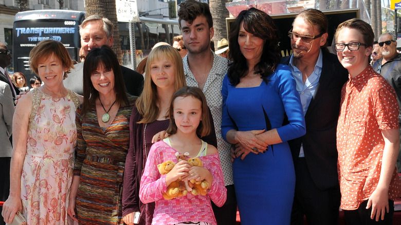 Katey Sagal posiert mit ihrer Familie auf dem Hollywood Walk of Fame