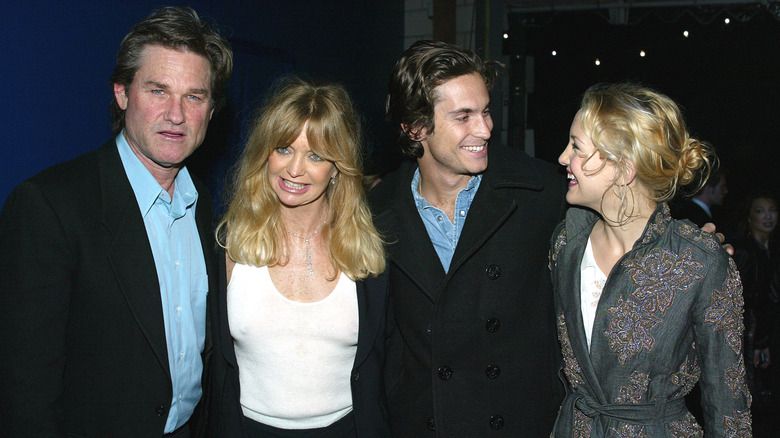 Kate und Oliver Hudson posieren mit Kurt Russell und Goldie Hawn