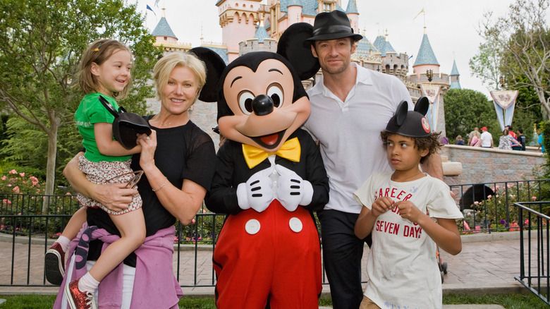 Hugh Jackman und seine Familie posieren