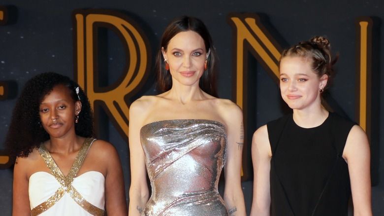 Zahara Jolie-Pitt, Angelina Jolie und Shiloh Jolie-Pitt posieren