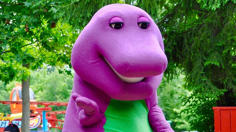 Barney der Dinosaurier draußen