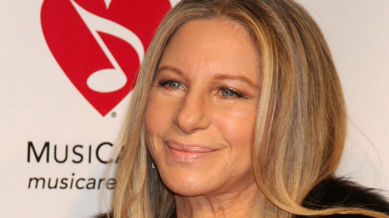 Barbara Streisand lächelt