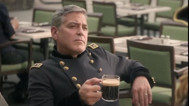 George Clooney trinkt Kaffee