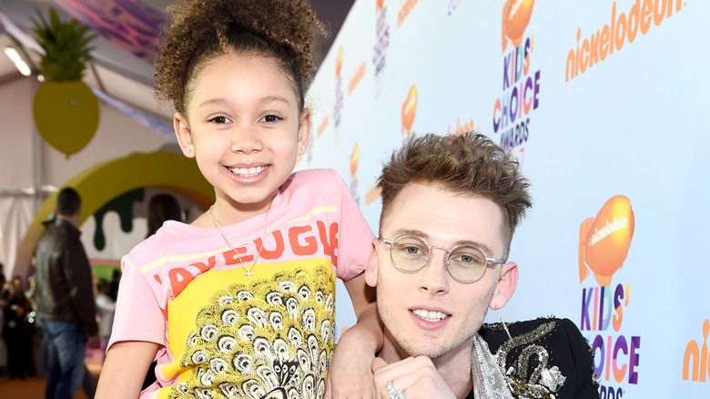 Machine Gun Kelly und seine Tochter bei den Nickelodeon Kids Choice Awards 2017 lächelnd