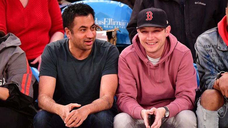 Kal Penn lächelt mit seinem Partner Josh bei einem Basketballspiel