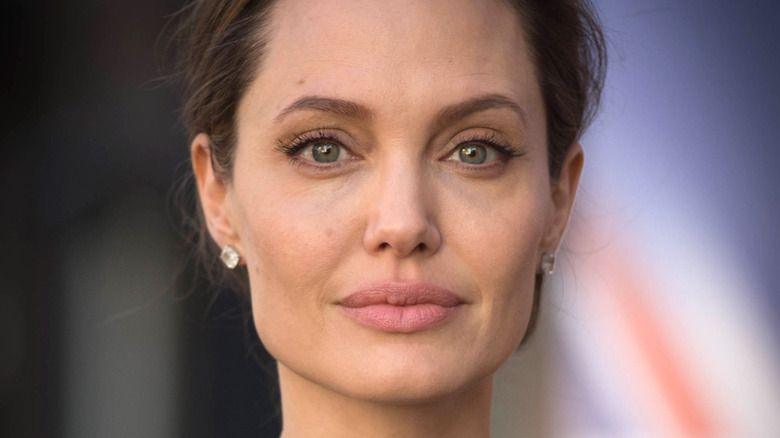 Angelina Jolie lächelt