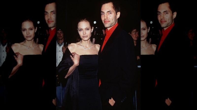 Angelina Jolie zeigt ein breites Lächeln neben James Haven Voight