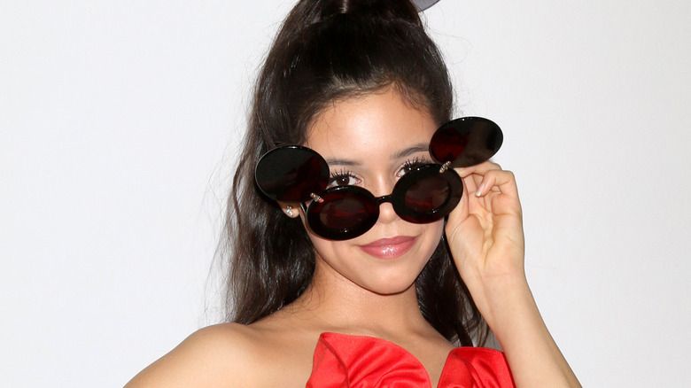 Jenna Ortega trägt eine Mickey-Mouse-Ohr-Sonnenbrille