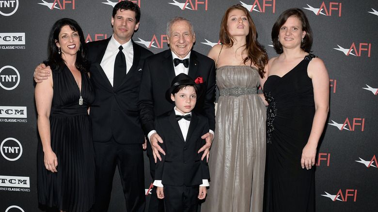 Mel Brooks und Familie posieren