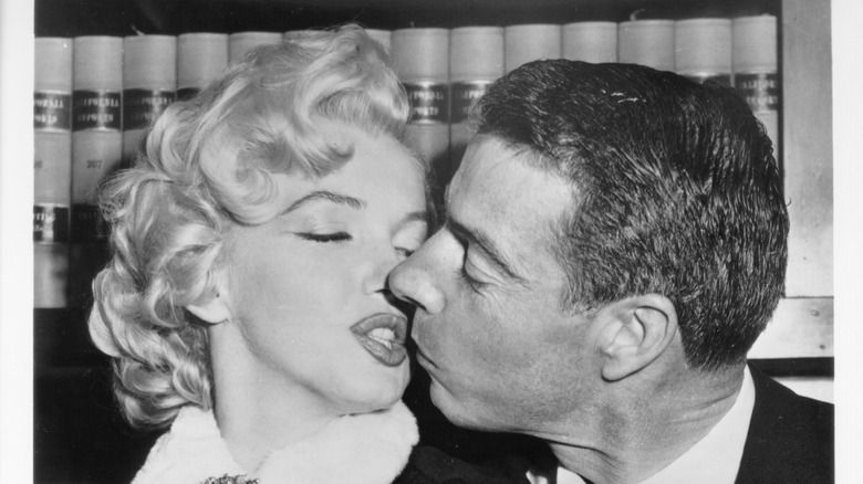 Marilyn Monroe und Joe DiMaggio küssen sich