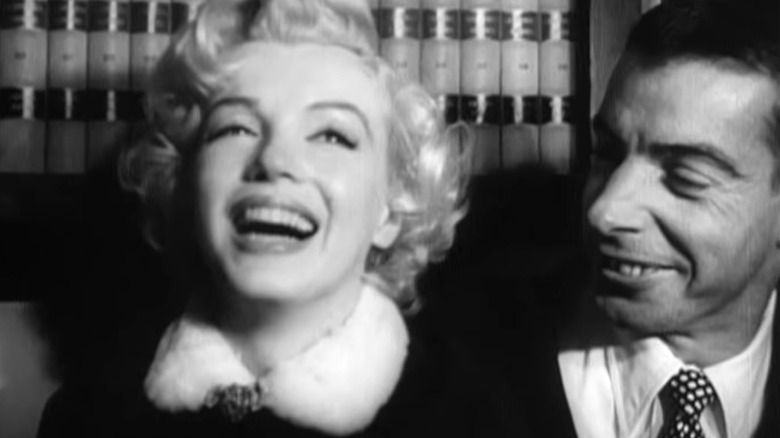 Marilyn Monroe und Joe DiMaggio lächeln