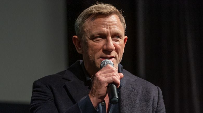 Daniel Craig spricht auf einem Panel