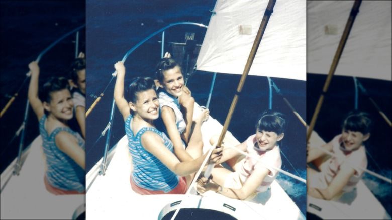 Jennifer Garner lächelt mit ihren beiden Schwestern auf einem Boot