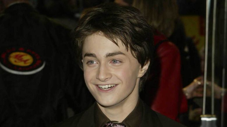 Daniel Radcliffe in einem dunklen Anzug im Jahr 2002.