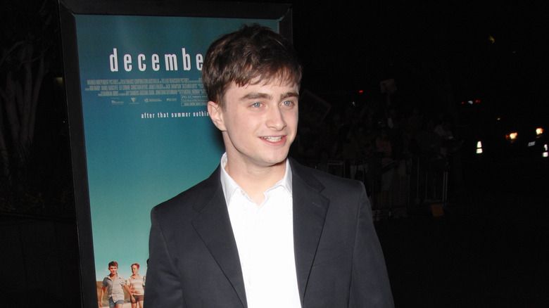 Daniel Radcliffe posiert in dunkler Jacke und weißem Hemd.