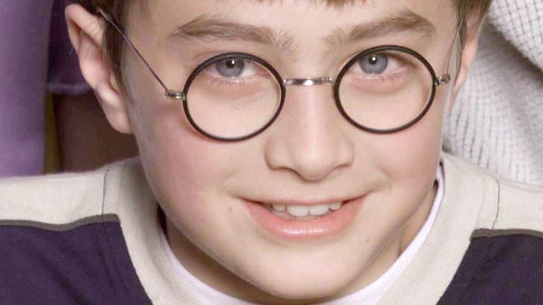 Daniel Radcliffe im Alter von 11 Jahren trägt eine Brille und lächelt