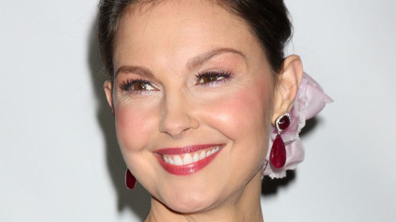 Ashley Judd lächelt
