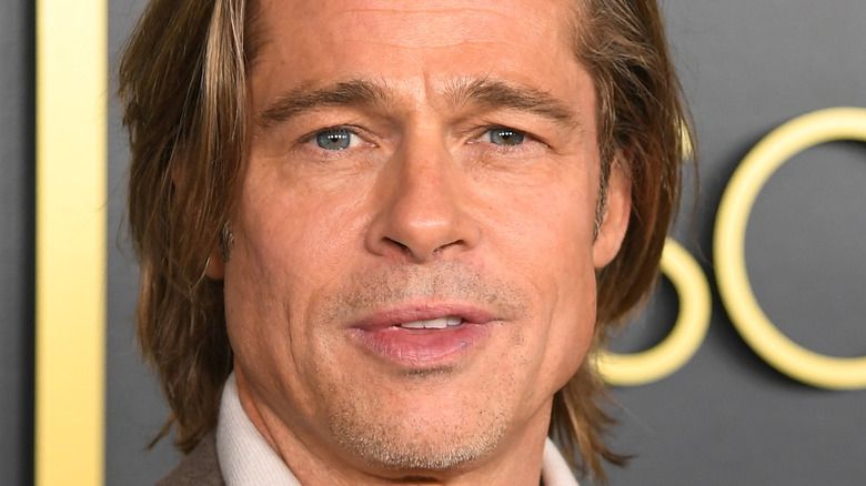 Brad Pitt posiert auf dem roten Teppich für ein Foto