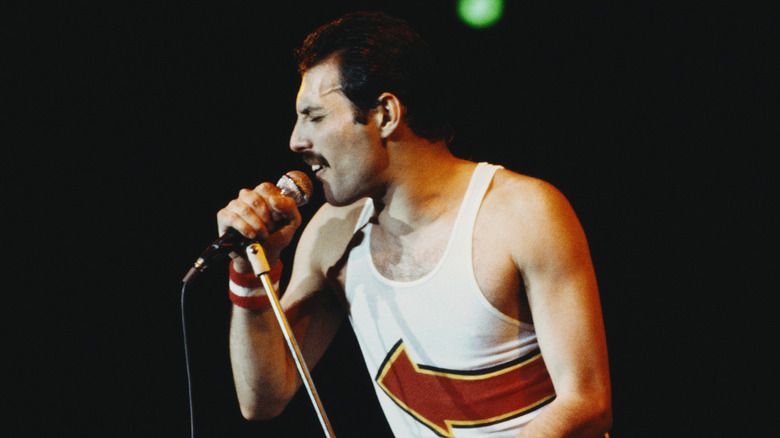 Freddie Mercury tritt auf