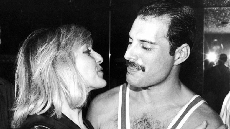 Mary Austin und Freddie Mercury schauen sich an