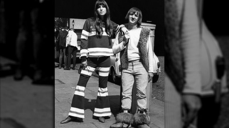 Sonny und Cher in ihren Londoner Hilton-Outfits