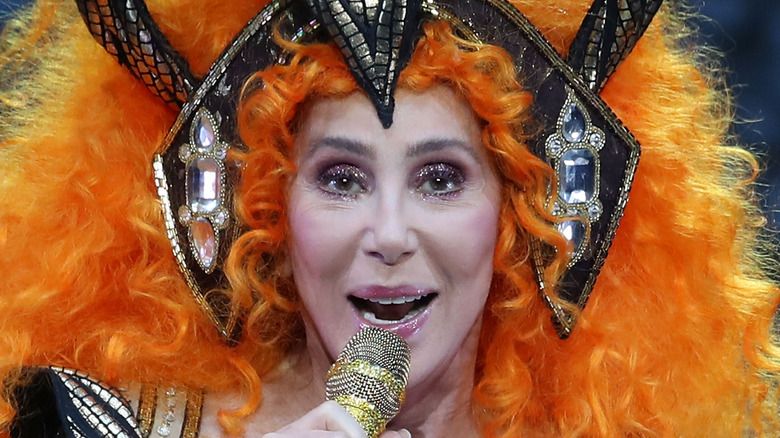 Cher mit einer orangefarbenen Perücke bei einem Auftritt
