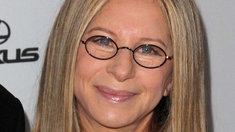 Barbara Streisand lächelt