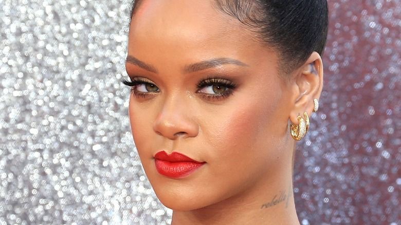 Rihanna trägt drei Creolen