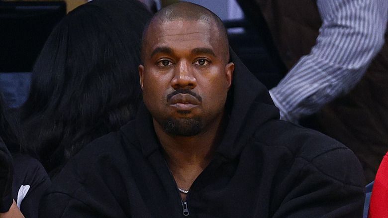 Kanye West runzelt die Stirn beim Basketballspiel
