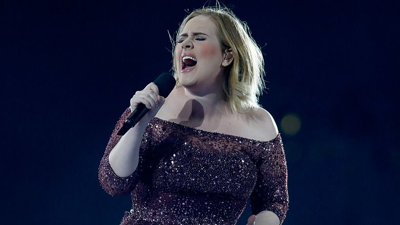Adele tritt auf der Bühne auf