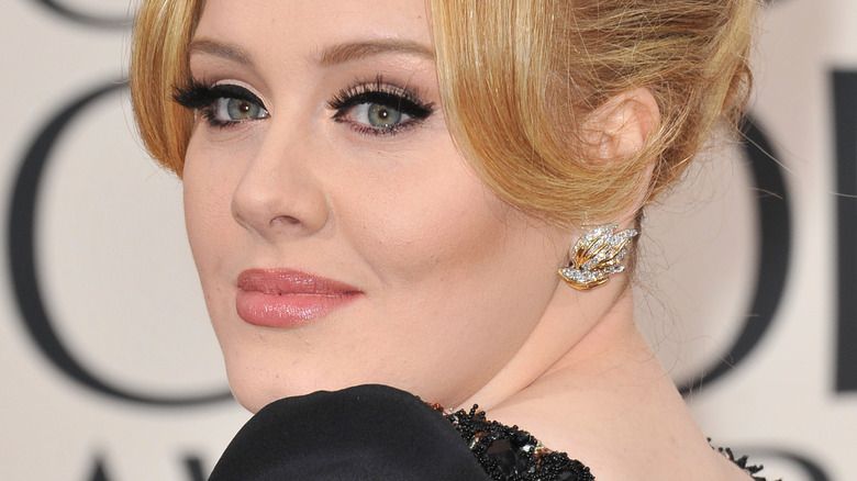 Adele posiert auf dem roten Teppich