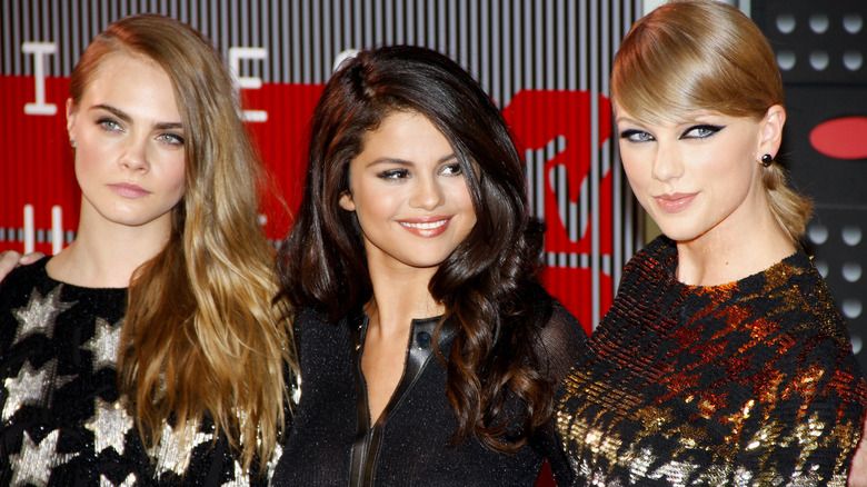 Cara Delevingne posiert 2015 mit Taylor Swift und Selena Gomez