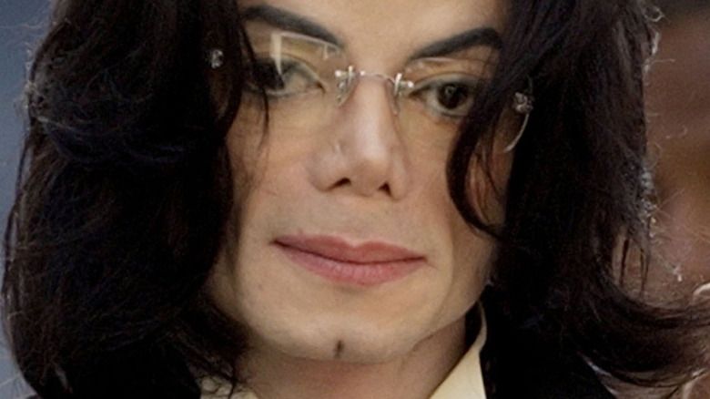 Michael Jackson trägt eine Brille
