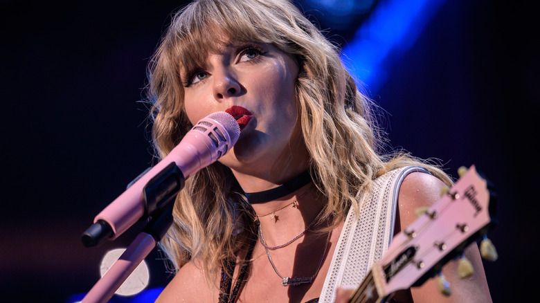 Taylor Swift singt in ein Mikrofon