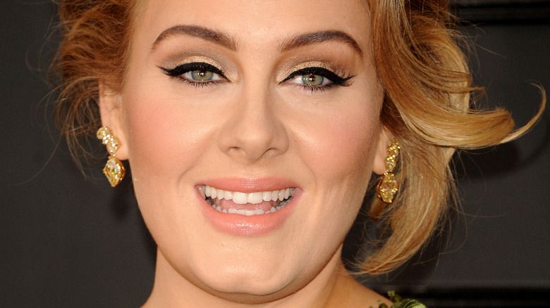 Adele lächelte mit geflügeltem Eyeliner