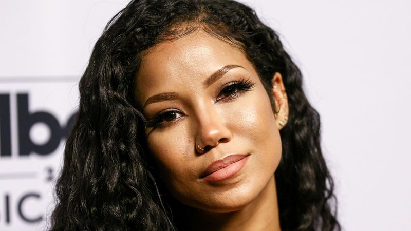 Jhene Aiko posiert bei Step and Repeat