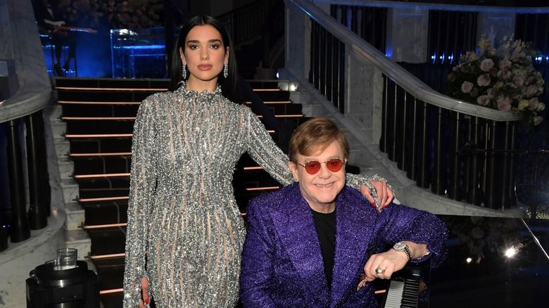 Dua Lipa steht über Elton John